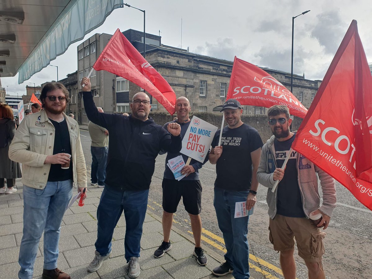 Youth committee members joined Unite picket lines at Glasgow and Abertay University today. 

No more pay cuts!👊