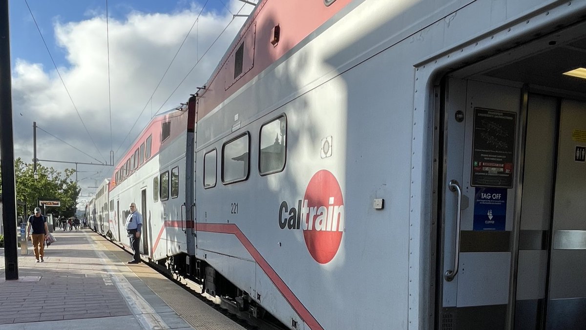 Caltrain's tweet image. Help us beat the public transit record! Show your support by taking public transit this Saturday, 9/16 in honor of #TransitMonth.