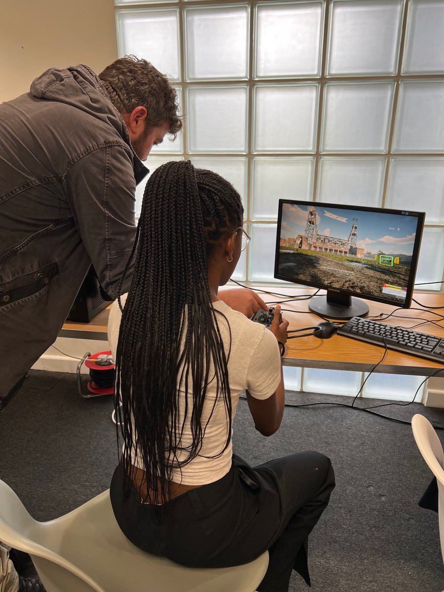 SydenhamHigh's tweet image. Our Sixth Form Scientists discussing “high-flying” careers in the field of aerospace &amp;amp; flying a drone at the Schools’ Aerospace Careers Programme at our fellow @GDST @bromleyhs this afternoon. Thanks so much for having us! @SchoolsACP @GKNAero @BostonDynamics #forgeyourownpath
