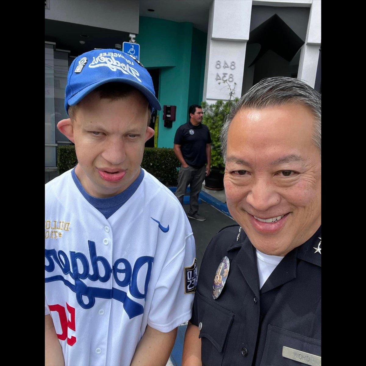 LAPDWestBureau's tweet photo. Pizza with a Cop at the northern end of LAPD Wilshire Community Police Station.
Thank You for the Community Outreach.
#LAPD #PIZZA #CommunityAndPolice #WorkingTogether #ThankYou https://t.co/WIOILBQFmB