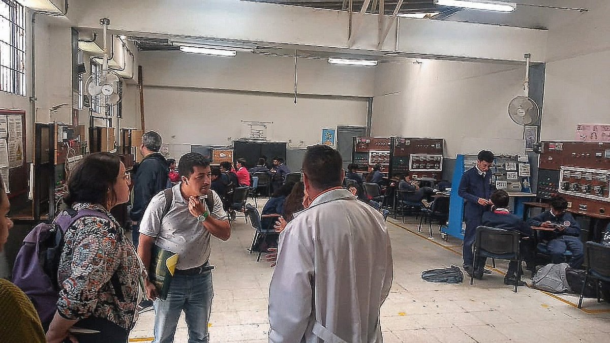 SecCTeICundi's tweet photo. Desde el municipio de #Tocancipá, se realizó la mesa de trabajo con los operadores @UNALOficial y @UCundinamarca, identificando los lugares estratégicos para la instalación de los proyectos piloto en el marco del Convenio #MICROREDES  @AlcaldiaToca #RegiónQueProgresa https://t.co/3kGJ1ICfqw