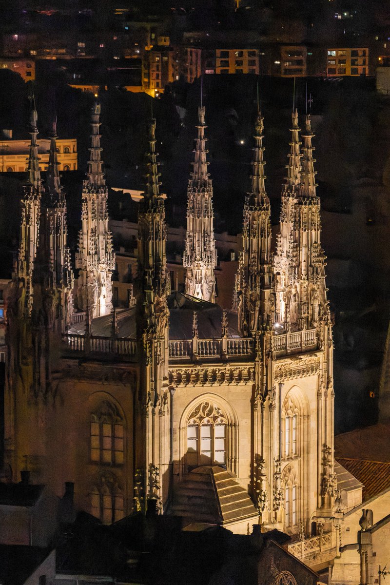 AlvaroSaiz's tweet photo. Pruebas de la nueva iluminación de la catedral de Burgos https://t.co/57aptKNNfK