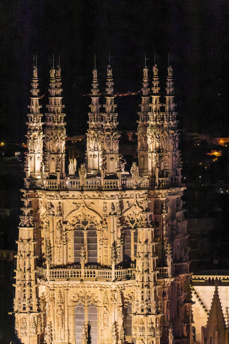 AlvaroSaiz's tweet photo. Pruebas de la nueva iluminación de la catedral de Burgos https://t.co/57aptKNNfK