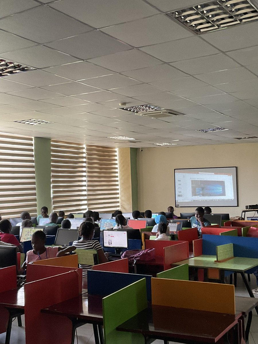 2x_xamxam's tweet image. 🌟Day 1 #vacancestechnologuiques🌟

Nous avons entamé une aventure passionnante offerte par la Ville de Dakar, deux semaines d’apprentissage et de découverte technologique ! 🚀

Restez connectés pour suivre de près l’aventures 🌐👾
#xamxam #xamxam2x #tech