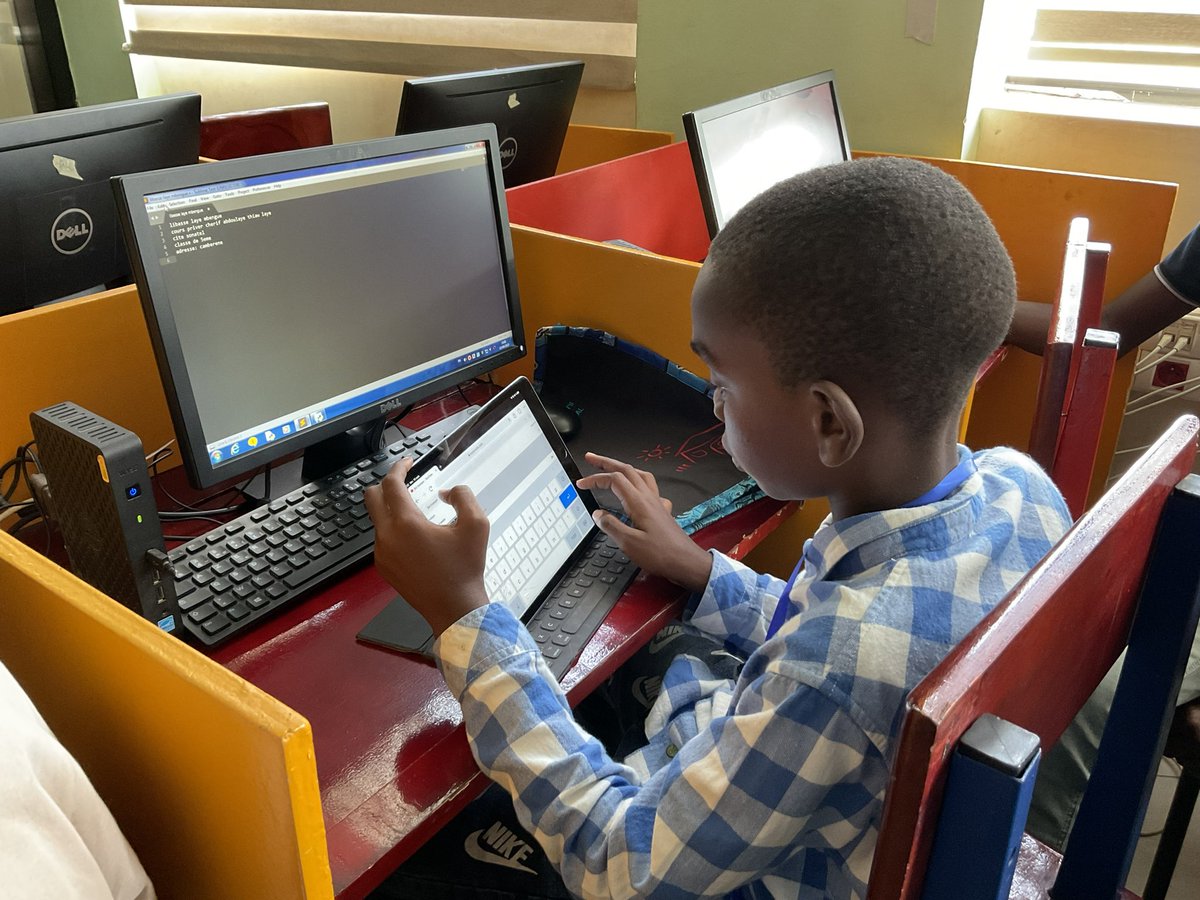 2x_xamxam's tweet image. 🌟Day 1 #vacancestechnologuiques🌟

Nous avons entamé une aventure passionnante offerte par la Ville de Dakar, deux semaines d’apprentissage et de découverte technologique ! 🚀

Restez connectés pour suivre de près l’aventures 🌐👾
#xamxam #xamxam2x #tech