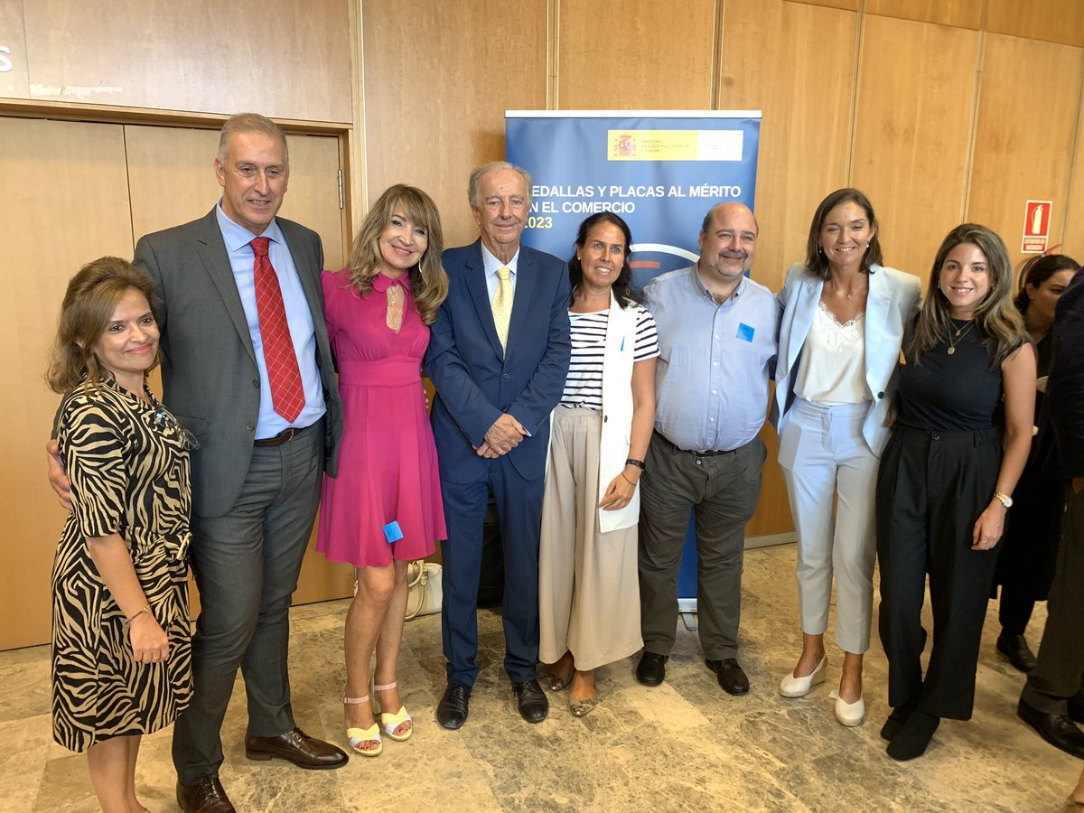 Queremos felicitar a la <a href="/AEFranquicia/">Asociación Española de la Franquicia</a>, por la placa del Mérito al Comercio, que hoy le han otorgado desde el @mincoturgob. Muy merecida. Enhorabuena <a href="/AefEduardo/">EDUARDO ABADIA</a>