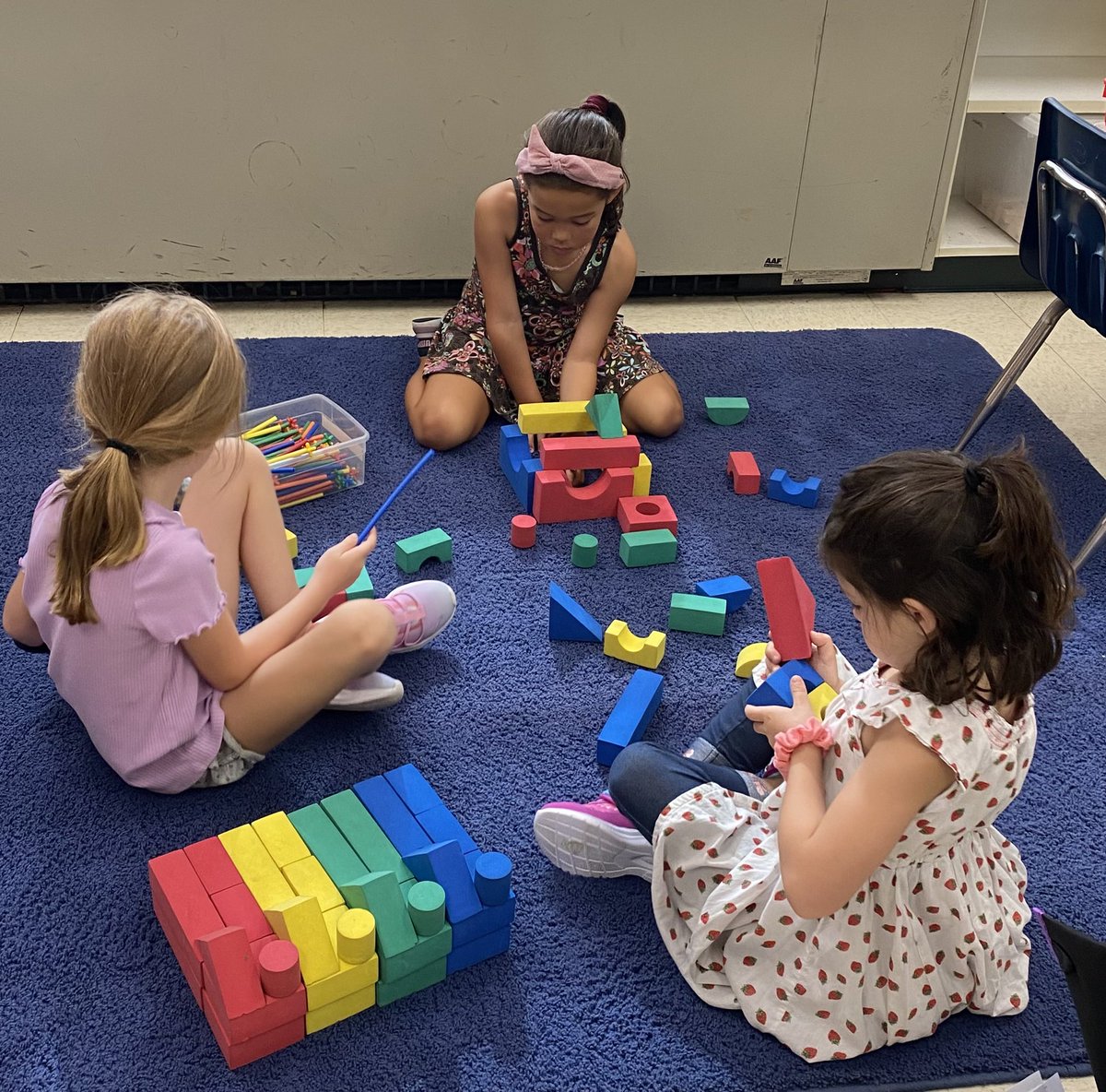 tchanatski's tweet photo. Teamwork makes the dreamwork!!👏💗👩🏻🏫@Hubbard_School #classmotto #rainydayplay #SharingIsCaring https://t.co/wZXyat7Tmi