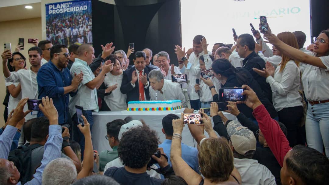CacoFacenda's tweet photo. A casa llena celebramos el #82 Aniversario de nuestro glorioso partido @ADemocratica 

Junto a @hramosallup y @prospericarlos somos compromiso para el presente y #ProperidAD para el futuro!!!

Sin lugar a dudas AD forma parte del gentilicio Venezolano
#82Aniversario https://t.co/EhM3uGDDs5