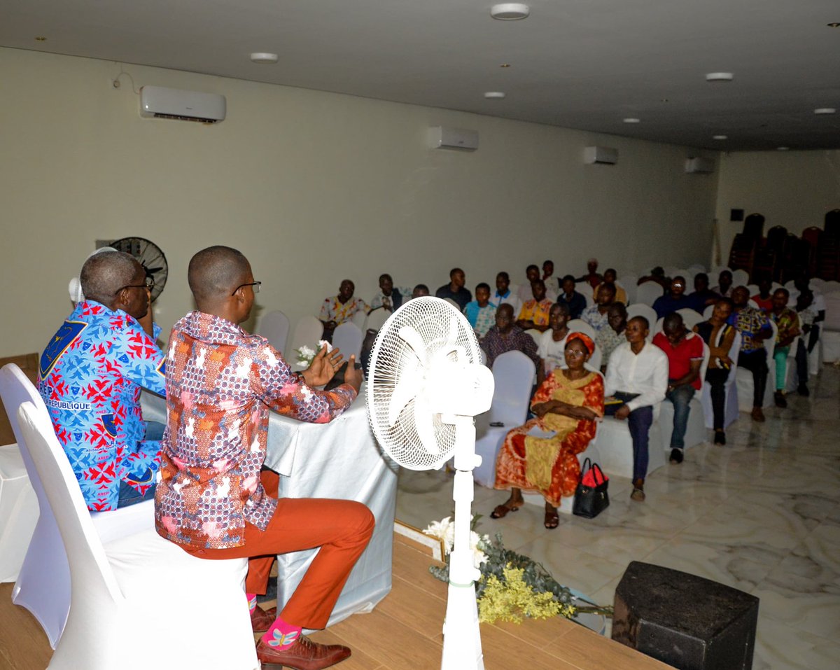 B_PascalNkanga's tweet photo. Pascal Nkanga Basele était face aux enseignants de Widal school, au menu de ses echanges, il s'est présenté comme seul et unique candidat à la deputation nationale aux échéances électorales de décembre prochain pour le compte de l'arep choix de l'initiateur Me @GuyLoando_ https://t.co/TJjwRj2VfF