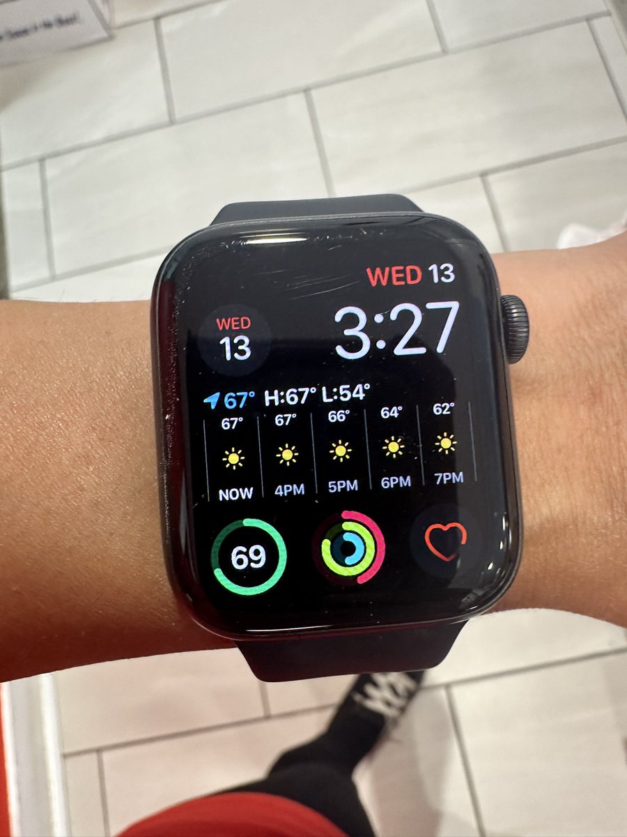 KLopez87's tweet image. @apple wtf finally got my watch to charge after the update and my battery is draining for no reason! #FixIt #IOS10update