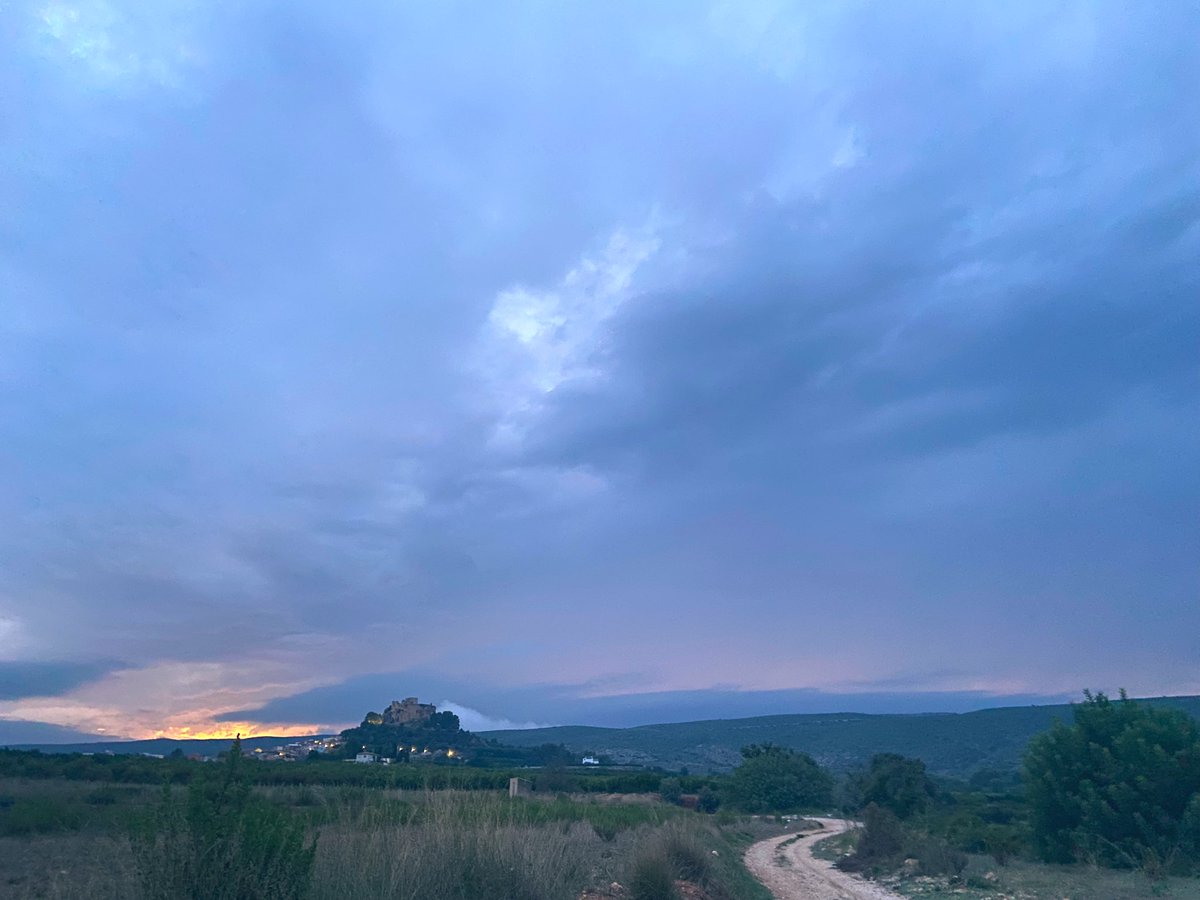PacoMntsa's tweet photo. Ixir a córrer, vorer la que venia i pensar… açò crec que val més la pena. 

Sentir-la, esperar i… 📸 https://t.co/D4kcEisMyH