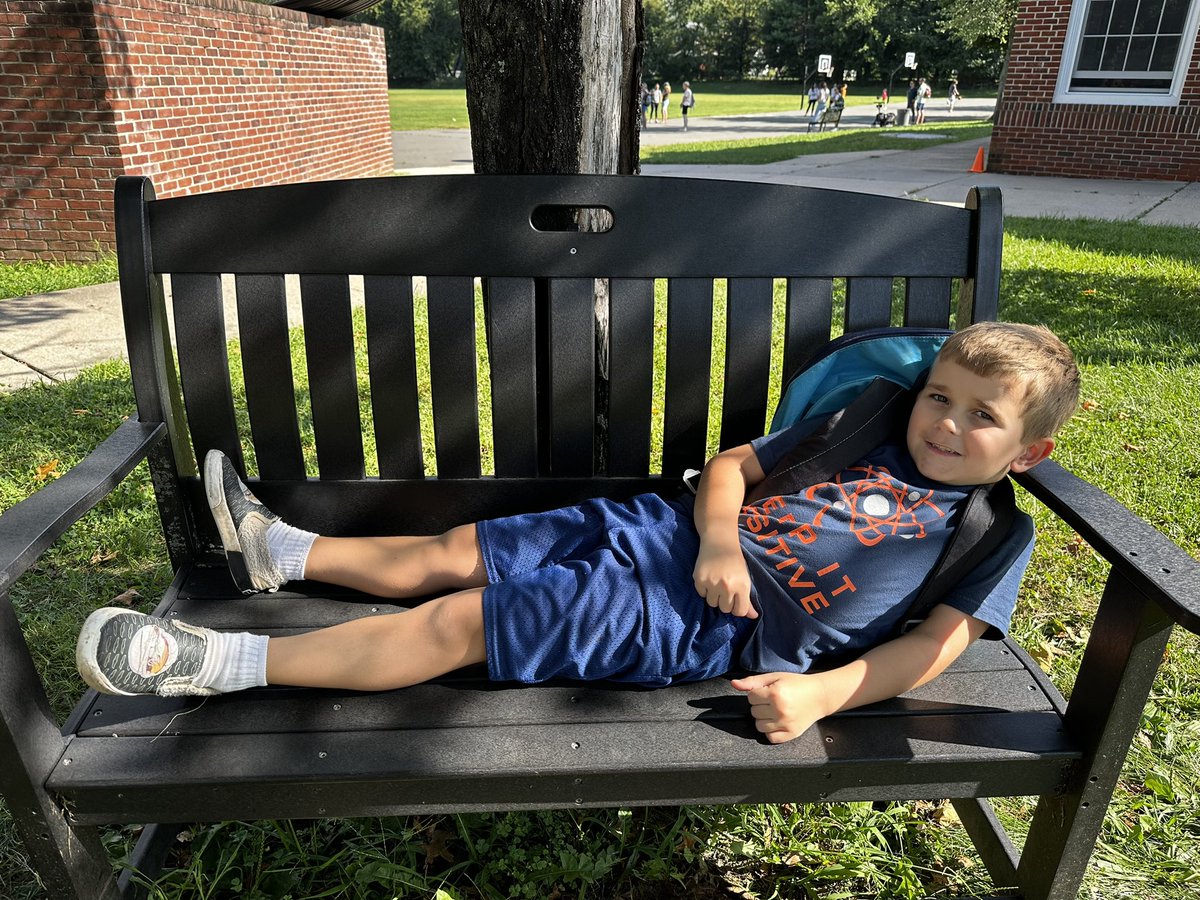 Waiting for the bus with friends on this sunny afternoon! ❤️🐊