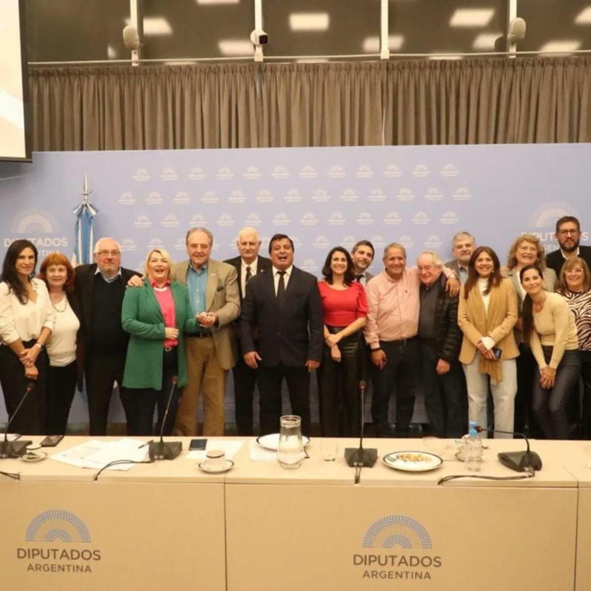 mpcasaretto's tweet photo. 👢👠 LEY DEL CALZADO ARGENTINO. HOY firmamos dictamen en Plenario de Comisiones. Presentes: 63 Diputados, 54 firmaron el dictamen. Se incluye en el Orden del Ðia para sesión. Conduje el Plenario como Presidente de la Comisión de Industria. Respaldan empresas y sindicatos. https://t.co/0eCauh03tB