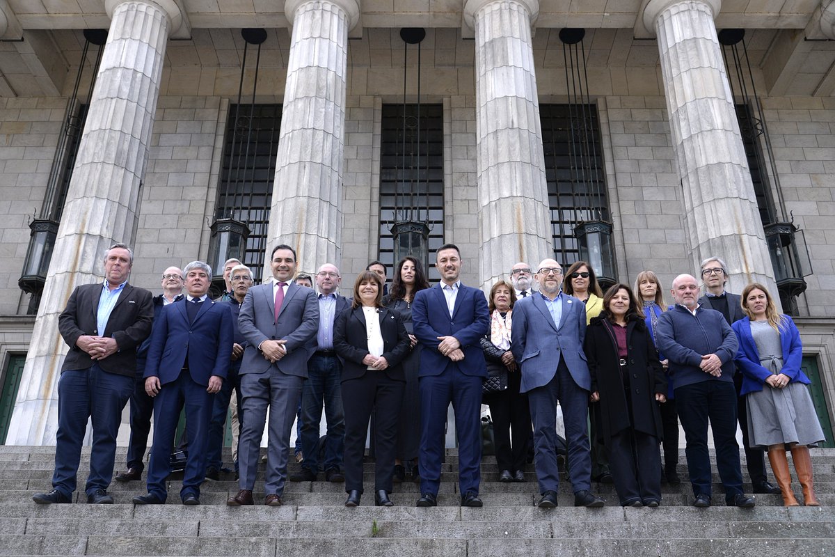EDUCACION PÚBLICA, GRATUITA Y DE CALIDAD
Necesitamos educación universitaria gratuita, calificada y preparada para enfrentar los desafíos del mundo que se viene. Hoy nos comprometimos a trabajar por eso con Luis Petri y 16 rectores de diferentes universidades del país, junto a