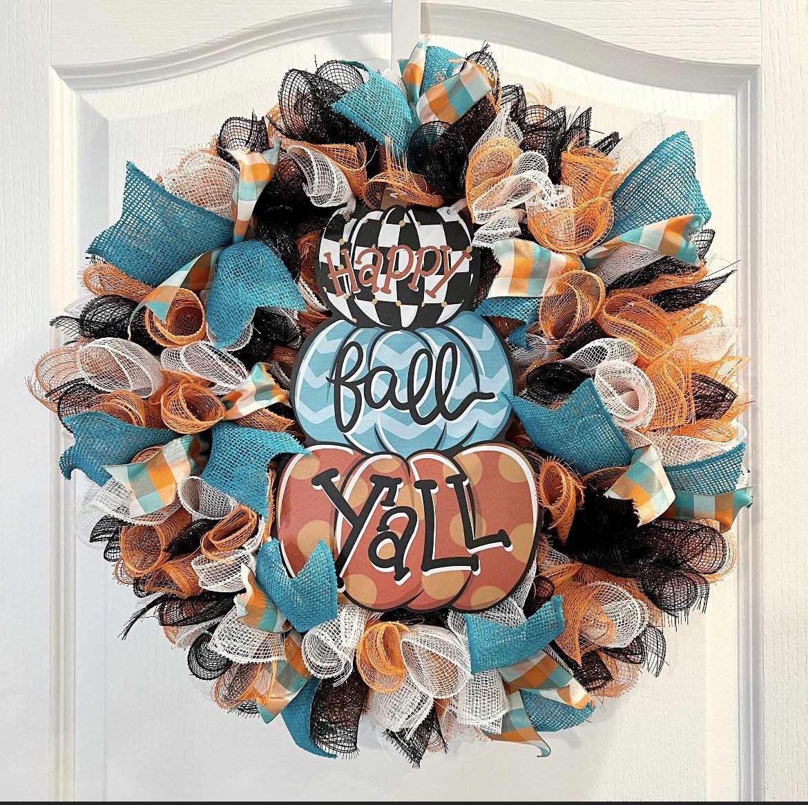 Looking for a Fall wreath that ties more into Halloween?  Something that doesn’t necessarily have skeletons and ghosts on it?  If you answered yes…than I’ve got you covered!  #fallwreath #halloween #homedecor