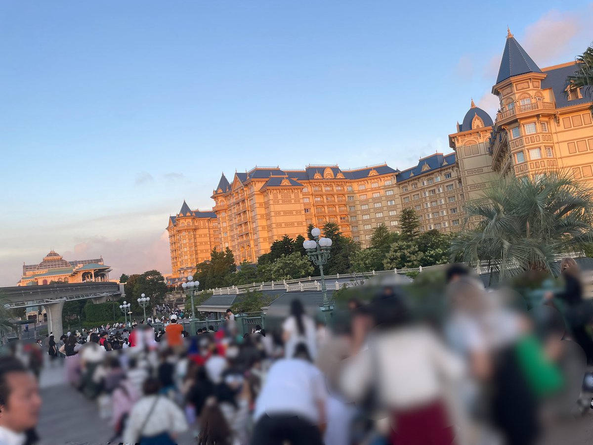 maru3_d's tweet photo. ディズニーランド 陸 開園待ち
5:30頃 舞浜駅側スロープ 
#TDR_now https://t.co/BousMK8Pwl