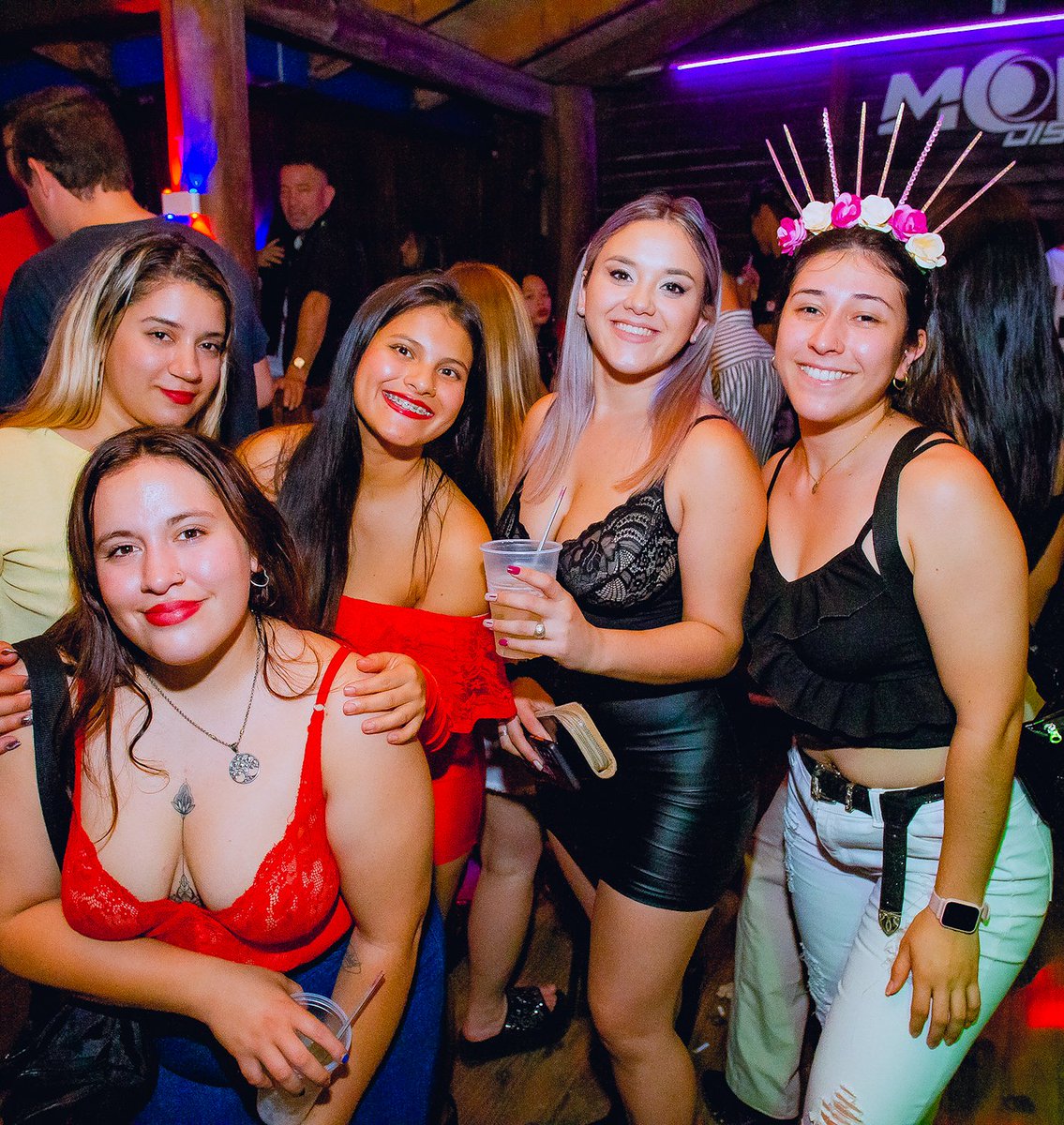 MOONDISCO1's tweet photo. MIÉRCOLES EN M🌘N 😍
Metemos FESTA💃💥
Entrada LIBRE PUES 😉
Miras las #Promos
Hasta ma 1:30 Comprando un combo SKYY va una botella de regalo🎁😍
Hasta las 1 AM HAPPY HOURS
30% de descuento #EnTodo
🥰Grupos de Mujeres champagn 🍾de bienvenida hasta las 02hs💞
+++ https://t.co/hBAxP9Lu5q