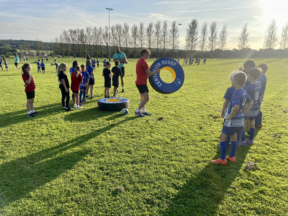 HYC_MJ's tweet photo. Fantastic ospreys in the community club night this evening, lots kids with smiling faces on the field. 
Thanks to Ellis Fackrell &amp; Lewis Jones for mixing with the kids. 
💙🤍
#upacyw 
@CommunityOsprey @AllWalesSport @WRU_Community https://t.co/WawIglcQst