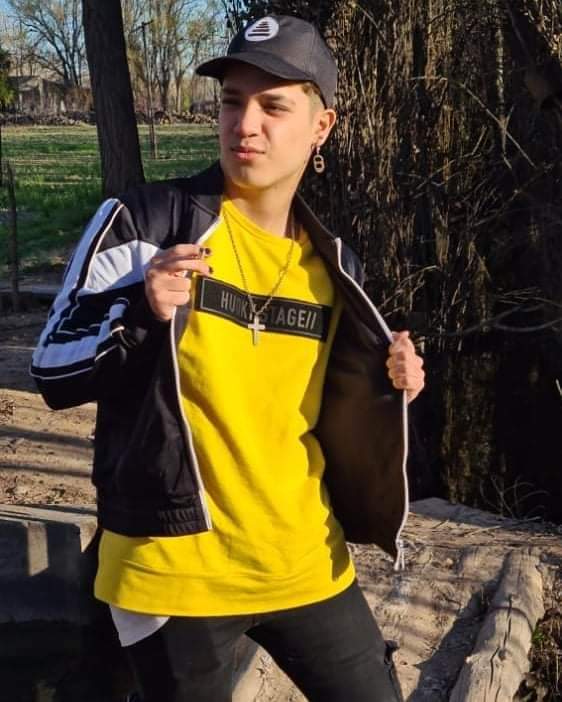 CaarliMastrota's tweet photo. Ayer te despedimos y mi corazón quedo destrozado💔  Adios amor de la tía te voy a buscar en mis sueños y en la estrella más bella que brille en el cielo !!! Quedo la salida pendiente.  Vola alto mi bello ángel Te voy amar Siempre 🕊❤️ https://t.co/LujIOK5RSZ