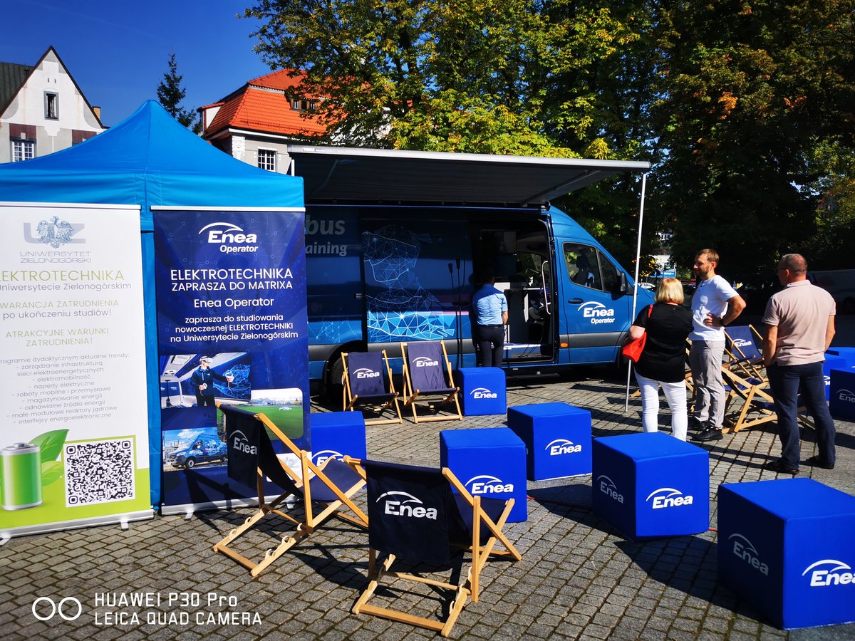StarzynskiP's tweet photo. Początek tygodnia rozpoczęty razem z @UZ_Zielonagora na promocji kierunku elektrotechnika. Dzięki zastosowaniu technologii #vr w #vrbus mieszkańcy Zielonej Góry mogli poczuć się jak elektromonterzy w #EneaOperator.
https://t.co/VDqb1iaWF7 https://t.co/7kiX4vhOvo