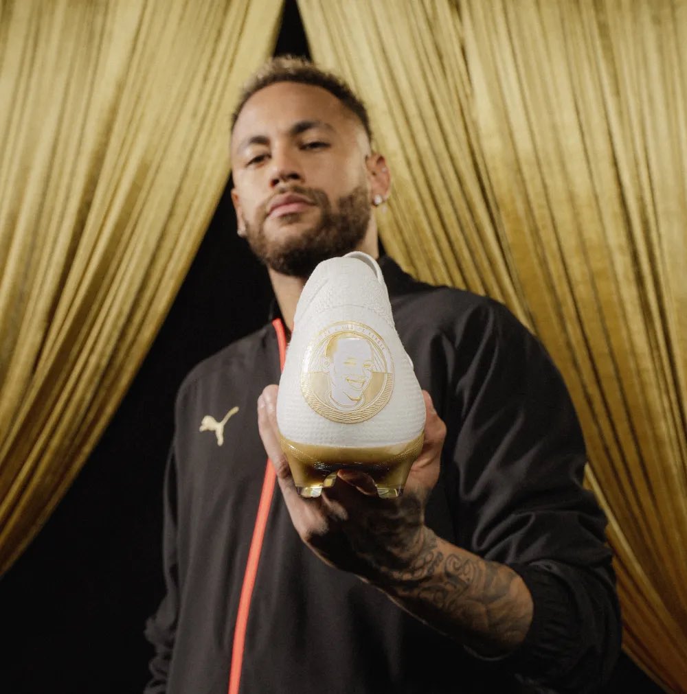 futebol_info's tweet photo. Puma lança chuteira especial para Neymar com homenagem por recorde de gols pela Seleção Brasileira.

Os desenhos significam os seguintes momentos:
1. Neymar desenhando-se como Pelé em seu caderno escolar;
2. Uma carta que sua mãe escreveu para ele;
3. O ponto de ônibus onde costumava pegar o transporte para os treinos;
4. Zito, ídolo do Santos que lhe deu chance no time;
5. Primeiro troféu como artilheiro de um campeonato juvenil;
6. Betinho, seu primeiro técnico;
7. 7 de março de 2009 – data da sua estreia pelo Santos;
8. Primeiro gol e comemoração pelo Santos;
9. Primeiro gol pelo Brasil;
10. Primeira conquista de campeonato pelo Brasil.

🗞 @geglobo
📸 Divulgação/Puma