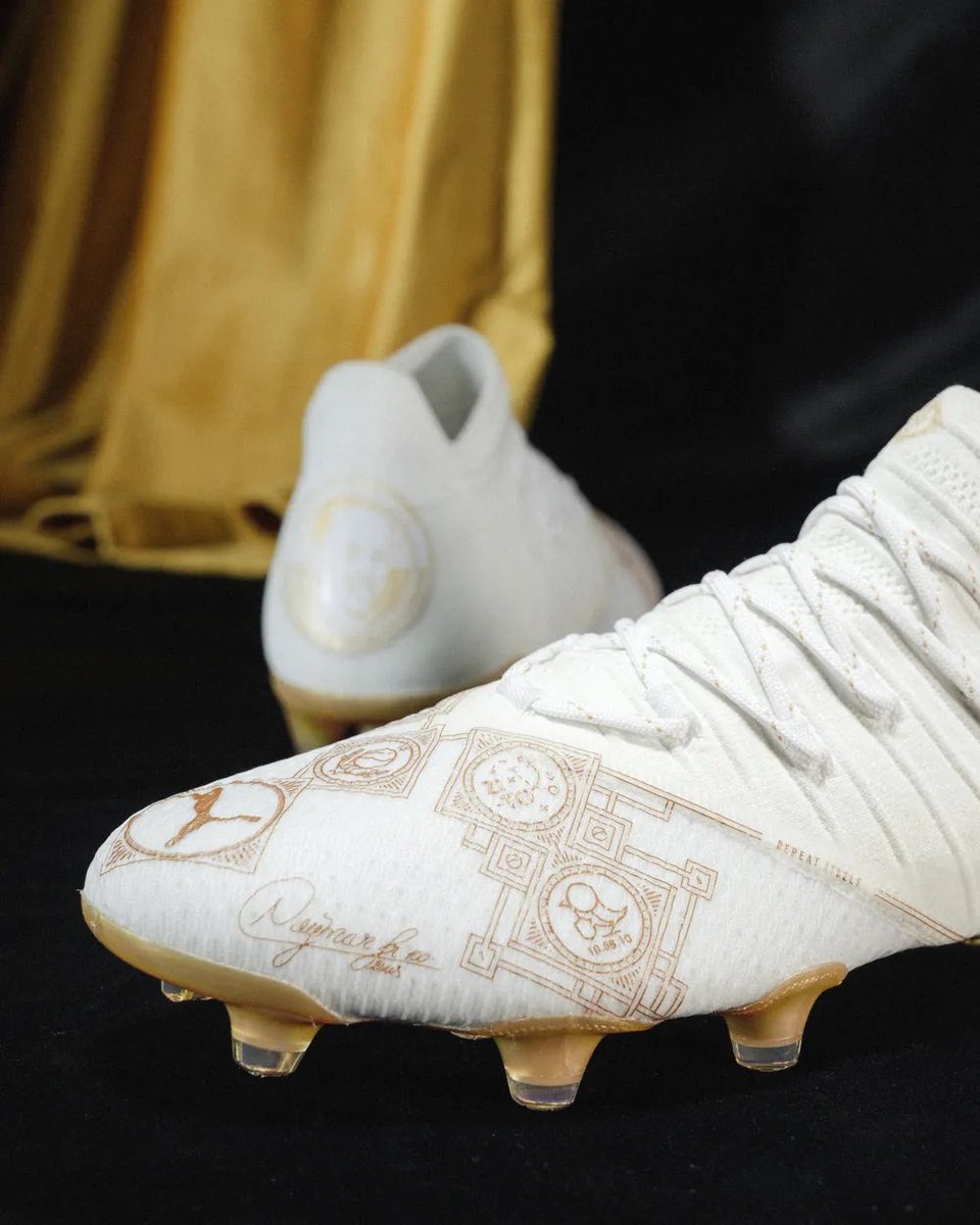 futebol_info's tweet photo. Puma lança chuteira especial para Neymar com homenagem por recorde de gols pela Seleção Brasileira.

Os desenhos significam os seguintes momentos:
1. Neymar desenhando-se como Pelé em seu caderno escolar;
2. Uma carta que sua mãe escreveu para ele;
3. O ponto de ônibus onde costumava pegar o transporte para os treinos;
4. Zito, ídolo do Santos que lhe deu chance no time;
5. Primeiro troféu como artilheiro de um campeonato juvenil;
6. Betinho, seu primeiro técnico;
7. 7 de março de 2009 – data da sua estreia pelo Santos;
8. Primeiro gol e comemoração pelo Santos;
9. Primeiro gol pelo Brasil;
10. Primeira conquista de campeonato pelo Brasil.

🗞 @geglobo
📸 Divulgação/Puma