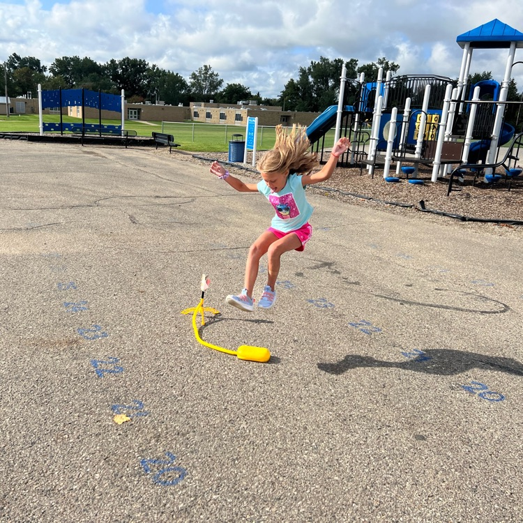 💙🚀🤍Students in Mr. Rohen's 3rd grade STEM classes have been learning about the design process and have created their own rockets. Today they tested the rockets outside! Students have been collaborating, sharing ideas, and learning how to work with one another.🤍🚀💙
#LFLeads