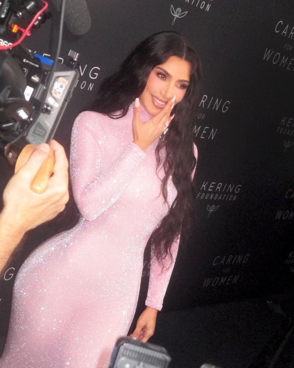 KimKardashian's tweet photo. Caring for women 🩷 at the Kering Foundation Gala https://t.co/kS9jnn1Z5E