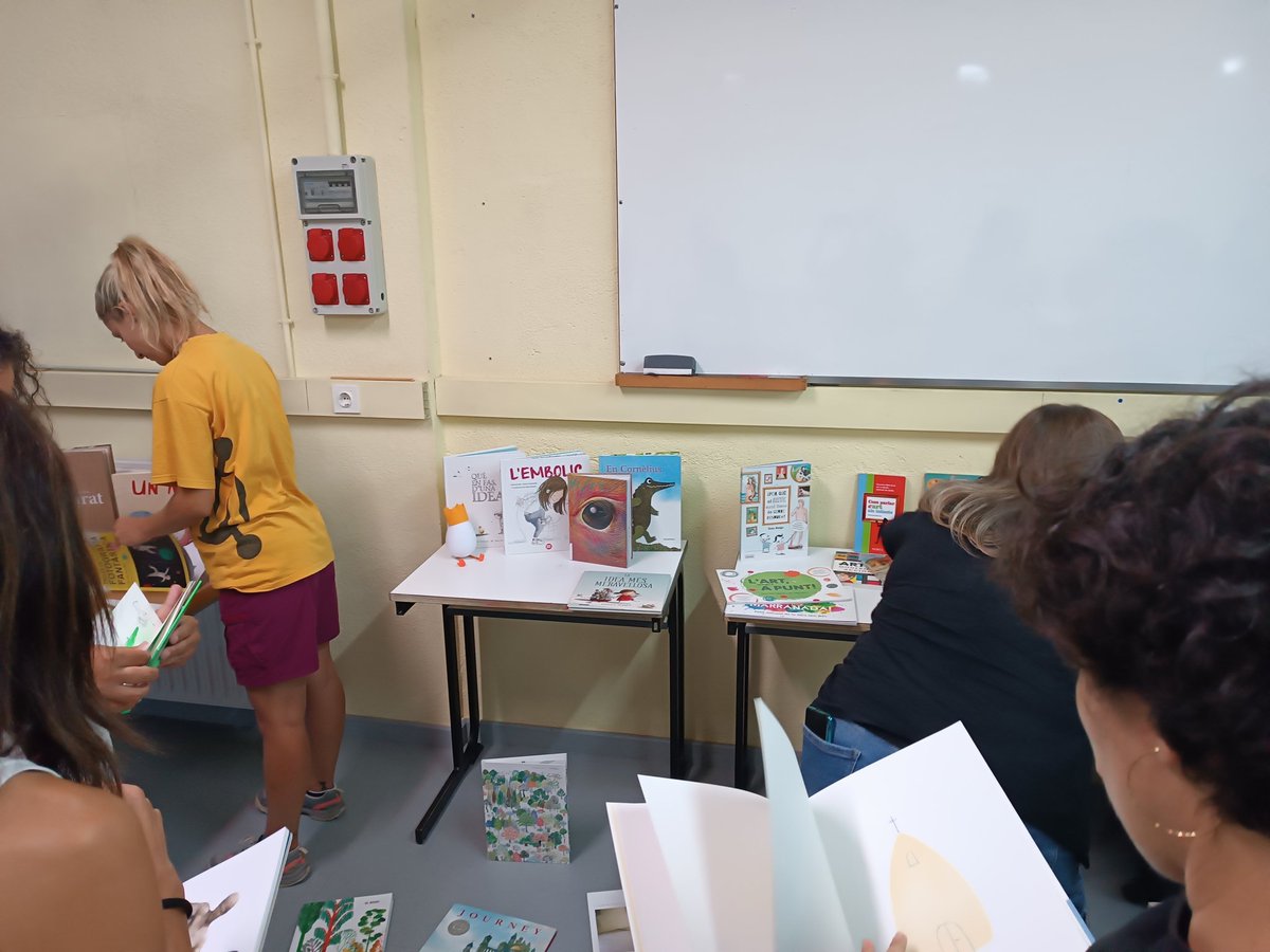 CRPVOII's tweet photo. Tret de sortida a les formacions d'aquest curs! Molt bones sensacions en la primera sessió de Llenguatges artístics en processos d'aprenentatge globalitzats. Obrint mirades amb @3art #placesexhaurides https://t.co/oVngy5Sus4