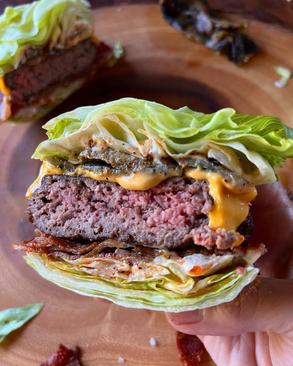 MelissasProduce's tweet photo. Spicy 8oz Wagyu HATCH CHILE 🔥 BACON Burger w/ American🧀, spicy salsa aceite &amp; mayo on crisp iceberg buns🥬🍔✨ by @julesfood!

#HatchatHome ends 9/17! Get all your Hatch recipes in and tag us and use #HatchatHome in the caption to win over $5000 worth of prizes! https://t.co/WWJpMVl4zU