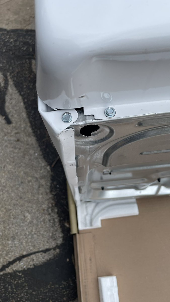 joeyrodr's tweet photo. @Lowes Wow!! THIRD damaged dryer delivered today from Lowe's ! Pedestal will not fit as a result. What does it take to get an undamaged dryer??? https://t.co/hzyoN6TO1o