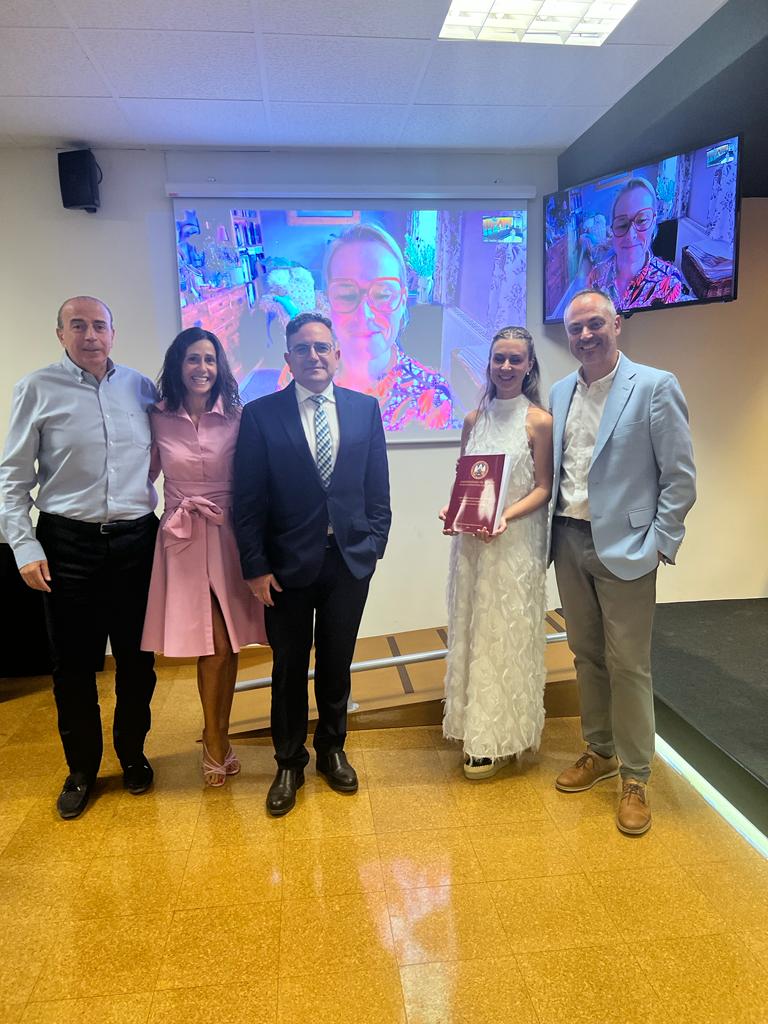 EDUEMO Lab (@eduemolab) on Twitter photo <a href="/EDUEMOLab/">EDUEMO Lab</a> #Murcia cuenta con una nueva doctora por <a href="/UMU/">Universidad Murcia</a> (con mención internacional!):
Dra. <a href="/HELENA_F_M_S/">HELENA F. MARTÍNEZ SAURA</a>
Tesis Doctoral: "Competencia emocional de docentes en ejercicio y en formación de Educación Infantil y Primaria".
Dirigida por doctores <a href="/MariaCrisalo/">Maria Cristina</a>
y <a href="/dr_jcpg/">Dr Pérez-González 🦍📚❤️</a>
Felicidades! <a href="/EDUEMOLab/">EDUEMO Lab</a> #Murcia cuenta con una nueva doctora por <a href="/UMU/">Universidad Murcia</a> (con mención internacional!):
Dra. <a href="/HELENA_F_M_S/">HELENA F. MARTÍNEZ SAURA</a>
Tesis Doctoral: "Competencia emocional de docentes en ejercicio y en formación de Educación Infantil y Primaria".
Dirigida por doctores <a href="/MariaCrisalo/">Maria Cristina</a>
y <a href="/dr_jcpg/">Dr Pérez-González 🦍📚❤️</a>
Felicidades!