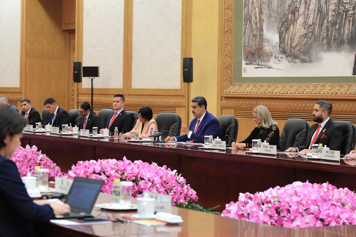 NicolasMaduro's tweet photo. El Pueblo de Venezuela tiene una relación de profunda amistad y cooperación exitosa con la República Popular China, y estamos trabajando para avanzar con fuerza en el desarrollo de una nueva época de prosperidad. Agradezco al Presidente Xi Jinping su hermandad y el inmenso esfuerzo por la construcción de la superpotencia de Paz que admiramos.