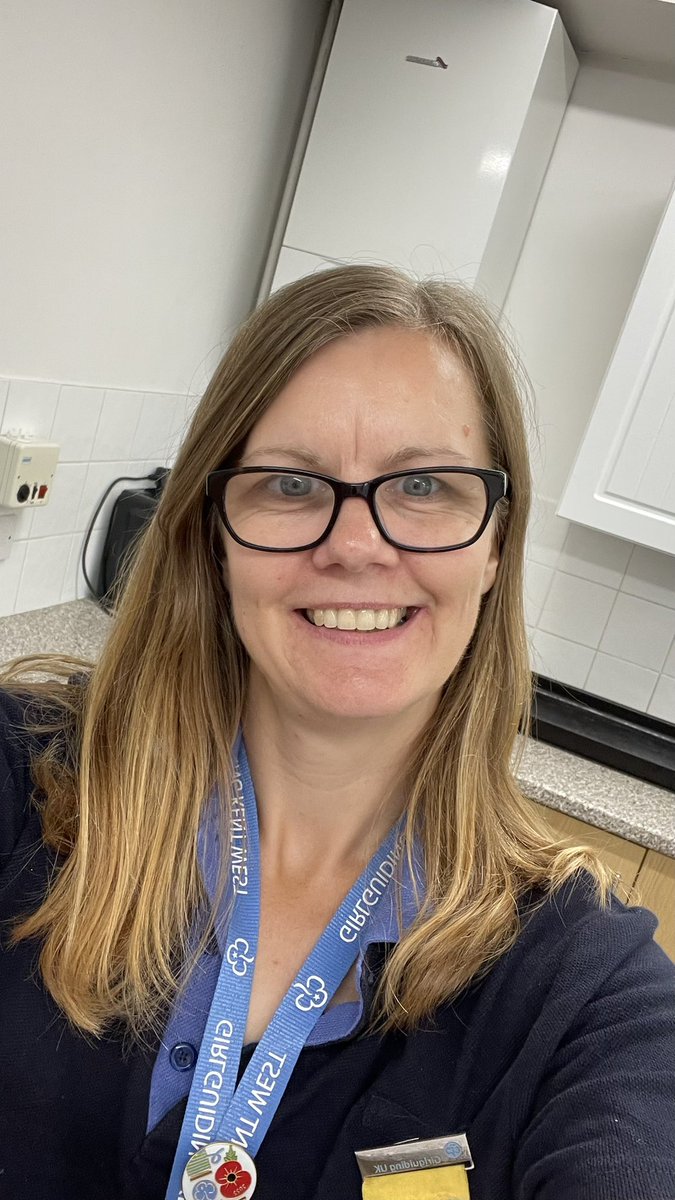 Back to brownies last night.. promise flowers, remembering rules, and promise keyrings! #browniescan #guiderscan <a href="/Rainham1st/">1st Rainham Brownies</a> <a href="/Guiding_LaSER/">Girlguiding London and South East England</a> <a href="/guidingkentwest/">GirlguidingKentWest</a>