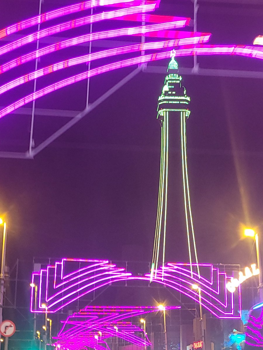 debc212's tweet photo. Fabulous family drive down the illuminations, I don't care what anyone says about Blackpool they still put on a hell of a light show. #blackpoolilluminations #familytime https://t.co/uywDcAkjhz