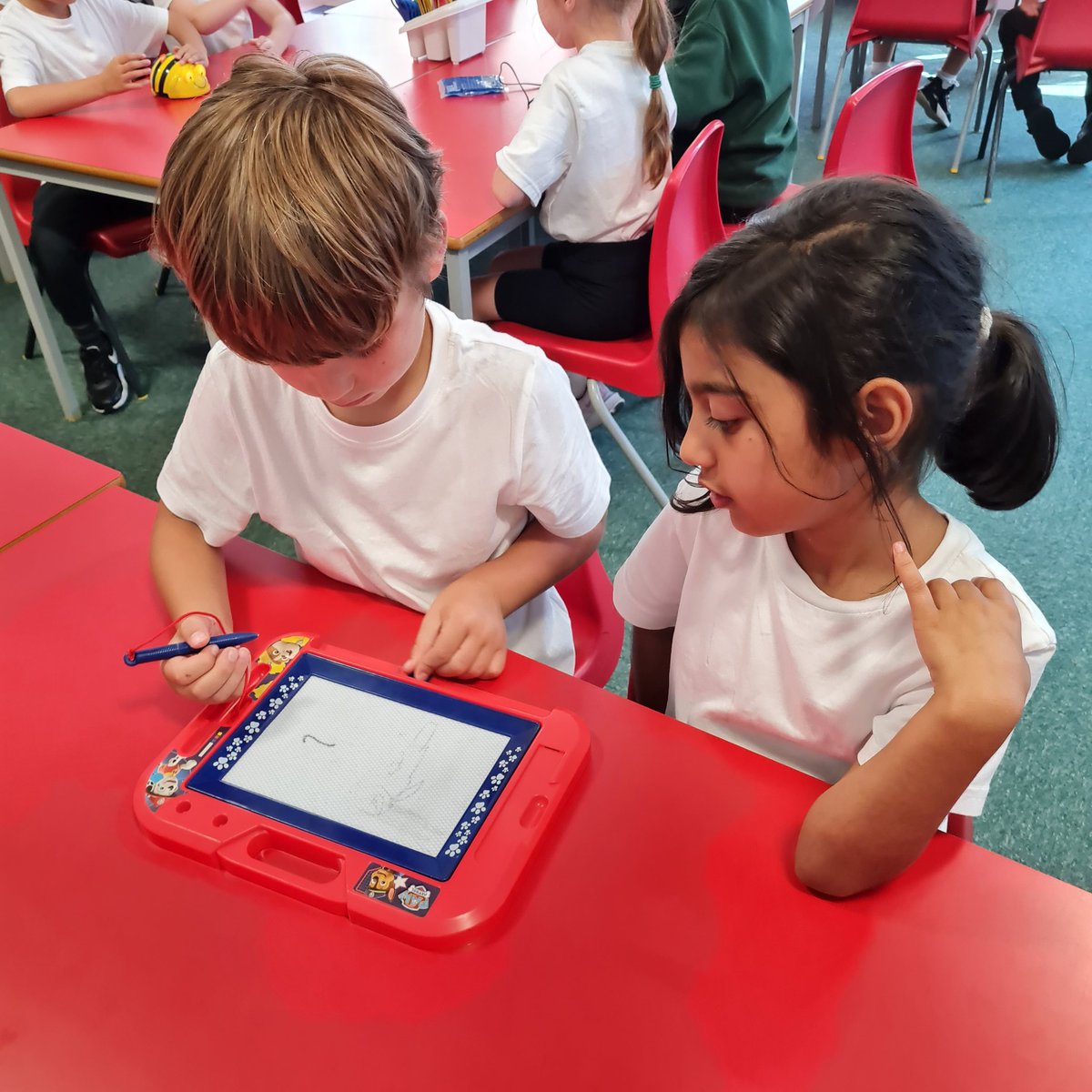 firsprimarysale's tweet image. #Y2Chestnut In Computing today, we identified that computers need input, output and power. This helped us to sort objects into computers and not computers. #FirsComputing #Teamwork