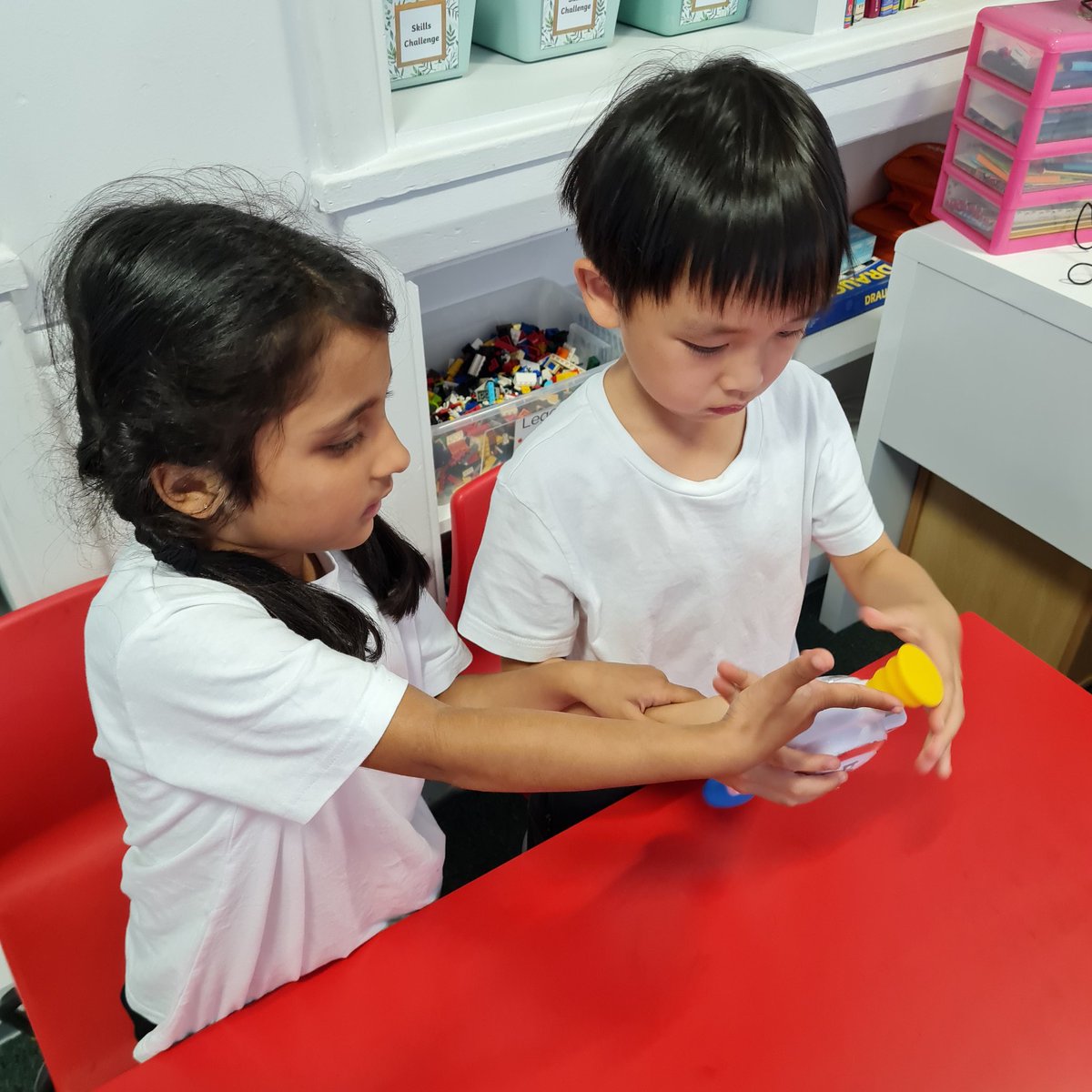 firsprimarysale's tweet image. #Y2Chestnut In Computing today, we identified that computers need input, output and power. This helped us to sort objects into computers and not computers. #FirsComputing #Teamwork