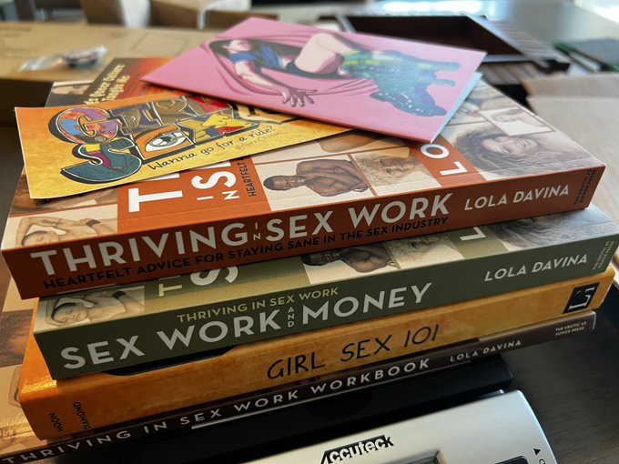 Shipping out more books! 📚 💝 https://t.co/xl4hqx6xTx