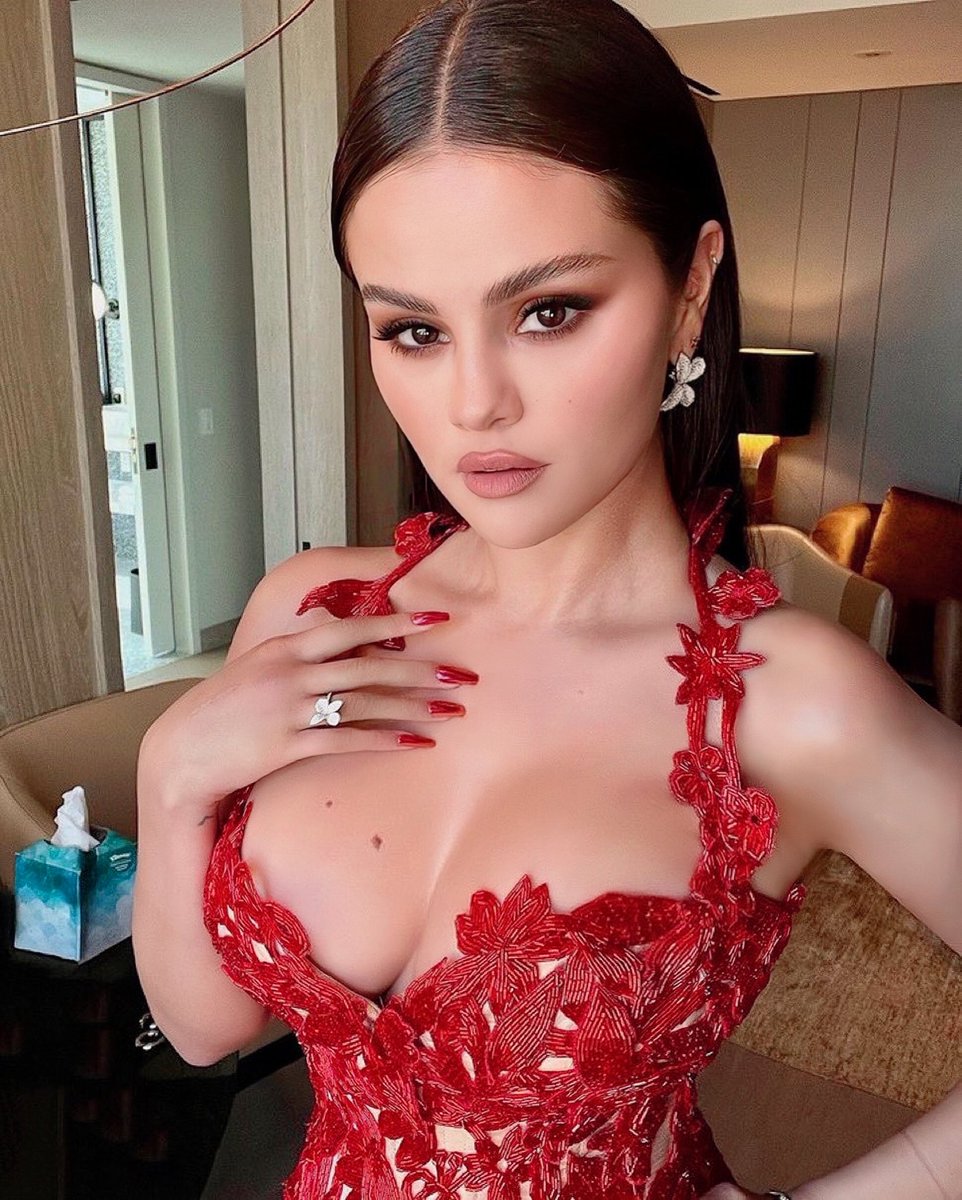 ourselenasg's tweet image. i'm obsessed with selena gomez.