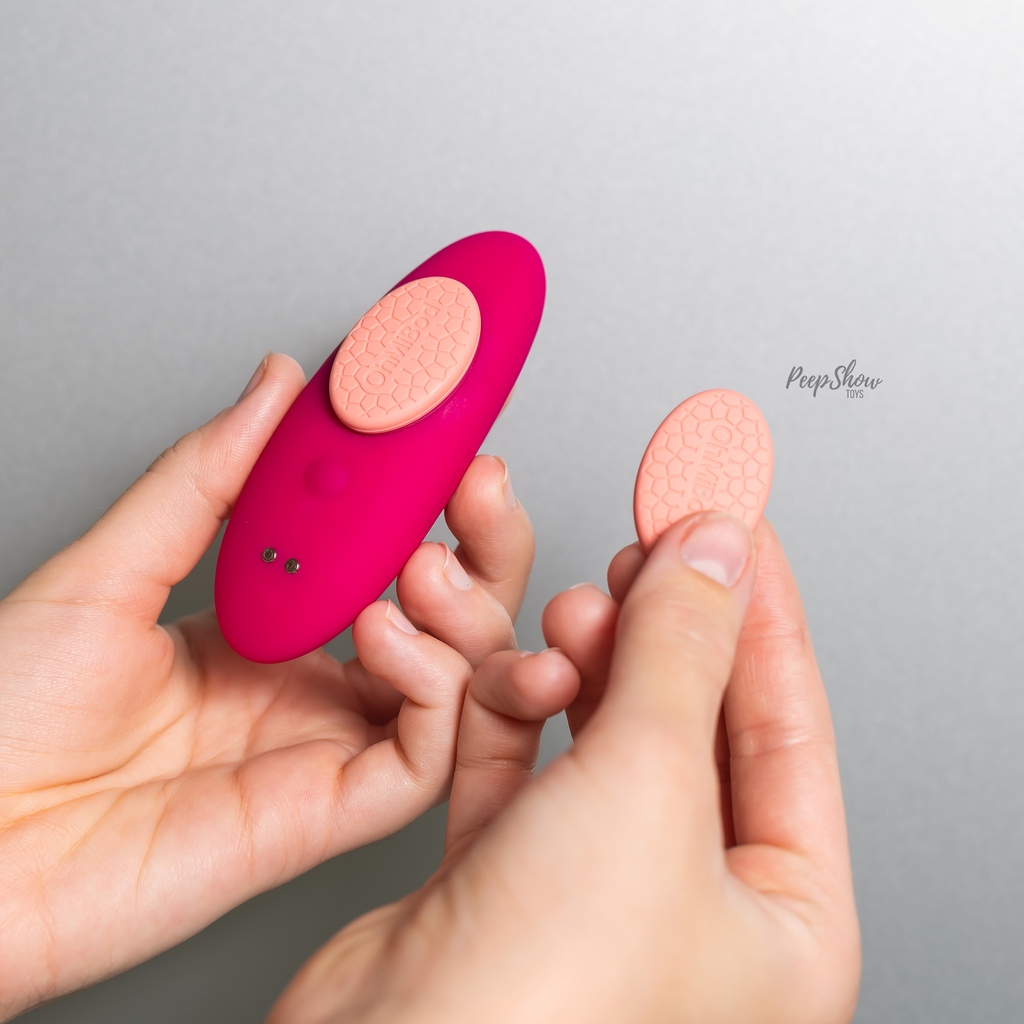 Happy Hump Day! 🦊 Wearable pleasure: the Foxy vibrator secures inside your underwear, for clitoral stimulation on the go. 🤳 App-controlled, Ohmibod Foxy is excellent for syncing to music, or for handing control over to a partner. Available Now: peepshowtoys.com/products/foxy-…