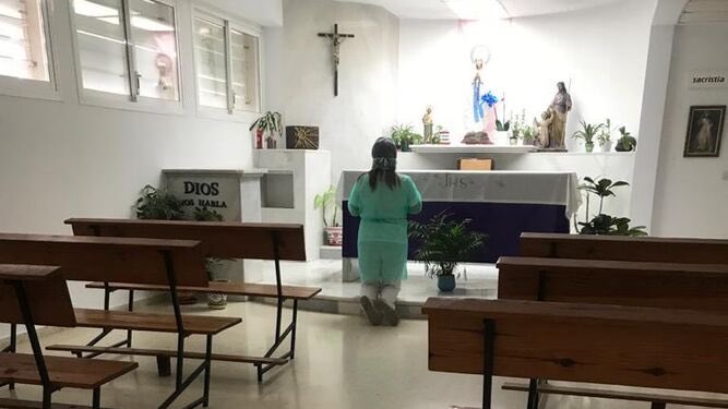 Ha sido profanado el Sagrario del Hospital de Puerto Real (Cádiz). Lo han abierto por arriba y se han llevado las Hostias consagradas dentro del portaviático y la tapa del copón, dejando dentro un vaso de café medio vacío.

De momento se va a quitar de allí al Señor, hasta que
