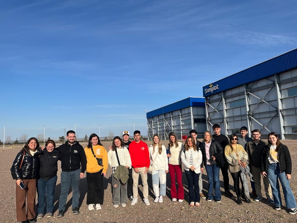 jimenasilvaper2's tweet photo. Nos recibieron en Simplot, salimos encantados de ver esta planta. “Trabaja honestamente, construye, construye y construye” Mr. Simplot. https://t.co/mXERQ1GdoS