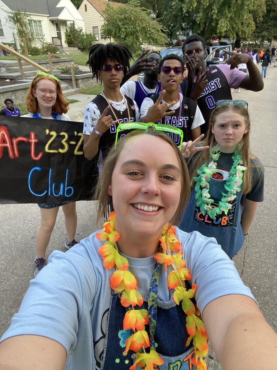 msreeceart's tweet photo. Had a blast at the homecoming parade with STUCO and Art Club! It was so fun to see the community out supporting Bellevue East! Great day to be a part of @ChieftainNation https://t.co/yJXtu0Ypsb