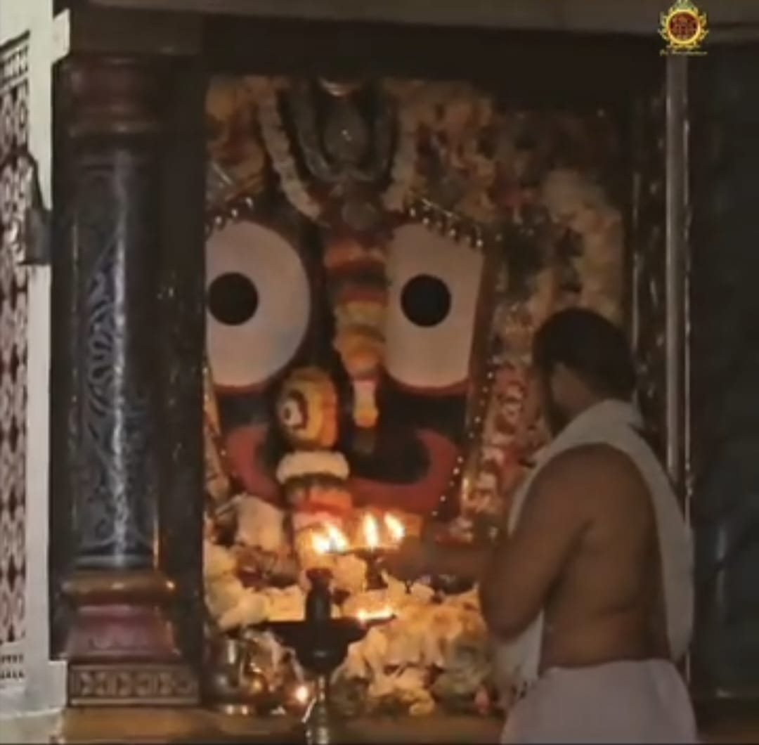 truptimayeemak1's tweet photo. Service and Sacrifice both concept teaches by you.
But sometimes it is not possible to act my Lord..... 🙏 epitome of love 🙏
#JAYJAGANNATHA 🙏
#NeelaChakra🙏
#BiswaSanatan
@JagannathaDhaam
@SJTA_Puri
#PURIDHAM https://t.co/slwC17WZYM