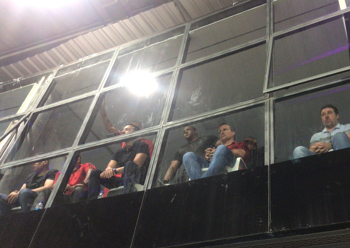 tiagotaam's tweet photo. Até o Batman Rubro-Negro está insatisfeito com o Flamengo. O sósia do super-herói está em frente ao local destinado aos dirigentes do clube fazendo cobranças. #trfla https://t.co/1n3FERLEot