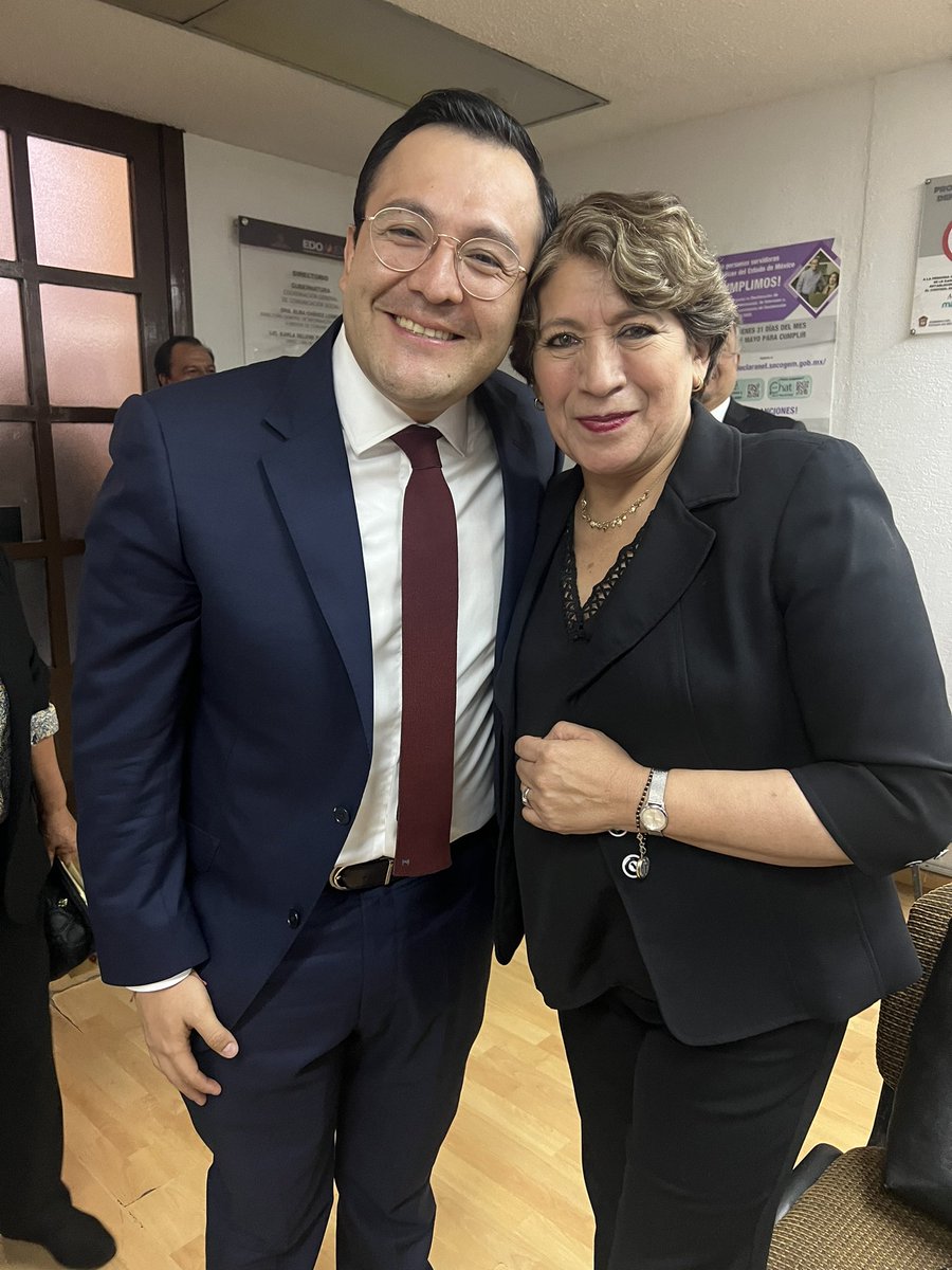 DanielSibaja_'s tweet photo. Con honestidad, el cambio verdadero va a llegar al #EDOMEX 💜

Gracias a la maestra @delfinagomeza por la confianza. Ser el Secretario más joven es un honor y una alta responsabilidad moral.

Nuestra Secretaría de Movilidad será una institución del pueblo, libre de corrupción ✅ https://t.co/Eg7hTxQL1L