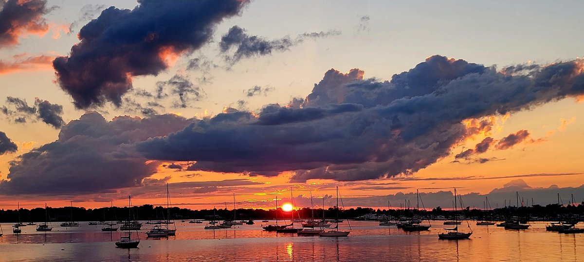 Sunset over Manhasset Bay, Port Washington, NY. #manhassetbay #sunsetphotography #portwashingtonny #jeffstonephotography