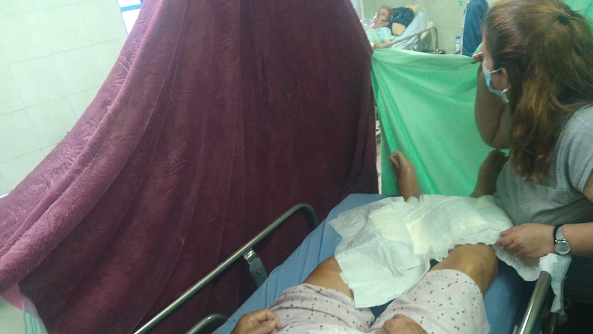 GeovannyT's tweet photo. #Inhumanos
Sigue la tragedia en uno de tantos casos en el Hospital Emiro Quintero Cañizares.
Doña Ylce María Torrado a sus 83 años le hicieron una operación de cadera y le quedó mal.
Esta noche sigue esperando un trato digno. Señores @Supersalud y @MinSaludCol actúen @PrensaHEQC https://t.co/1d24CXxXQK