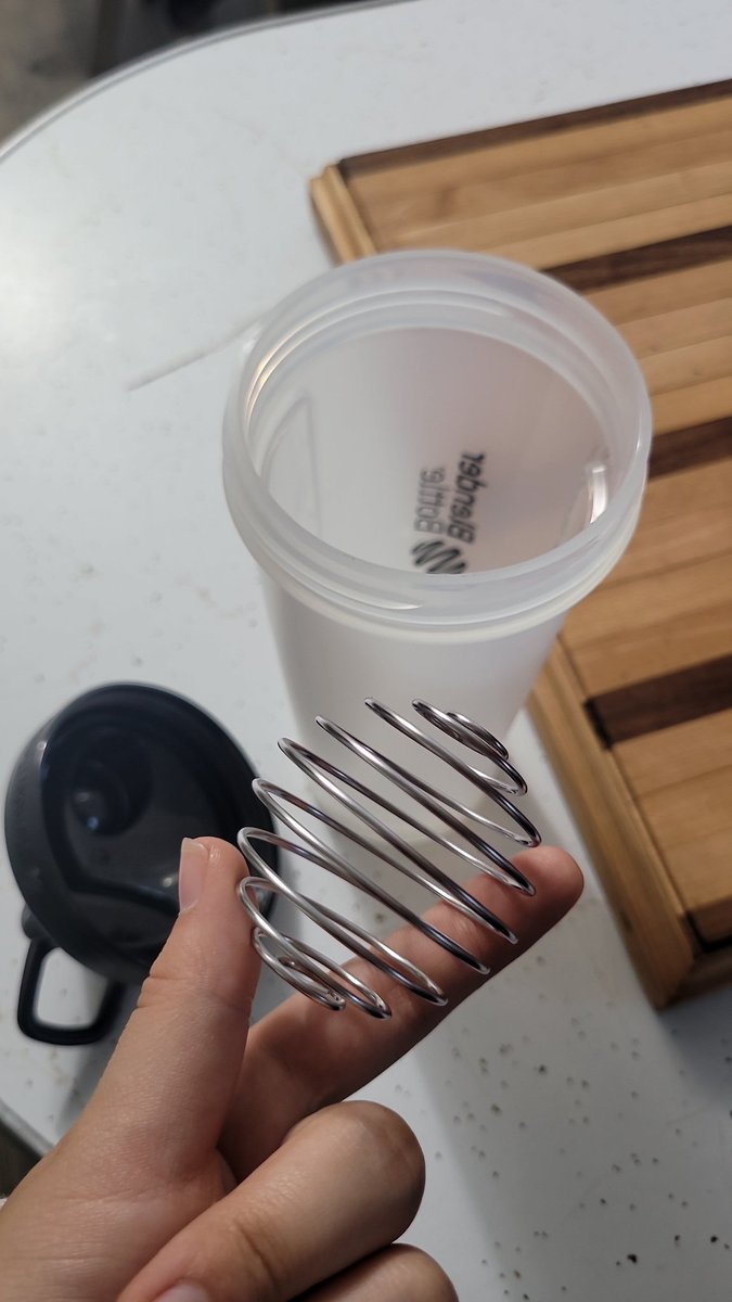 dannirosej's tweet photo. Aww my blenderbottle came with a crystal cage :)

#prizeinmycerealbox https://t.co/LyTtcQtfwc