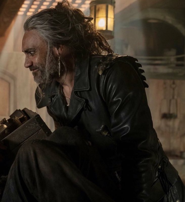 stebedonnet's tweet photo. how does Taika do the thing where he just transforms into Ed so effortlessly that Ed becomes a separate entity entirely from him??? because this is just Edward Teach right here baby!!! this is canon ed/modern au ed in the fucking flesh, no Taika to be FOUND!!! #ofmds2spoilers https://t.co/21TaI1VFQW